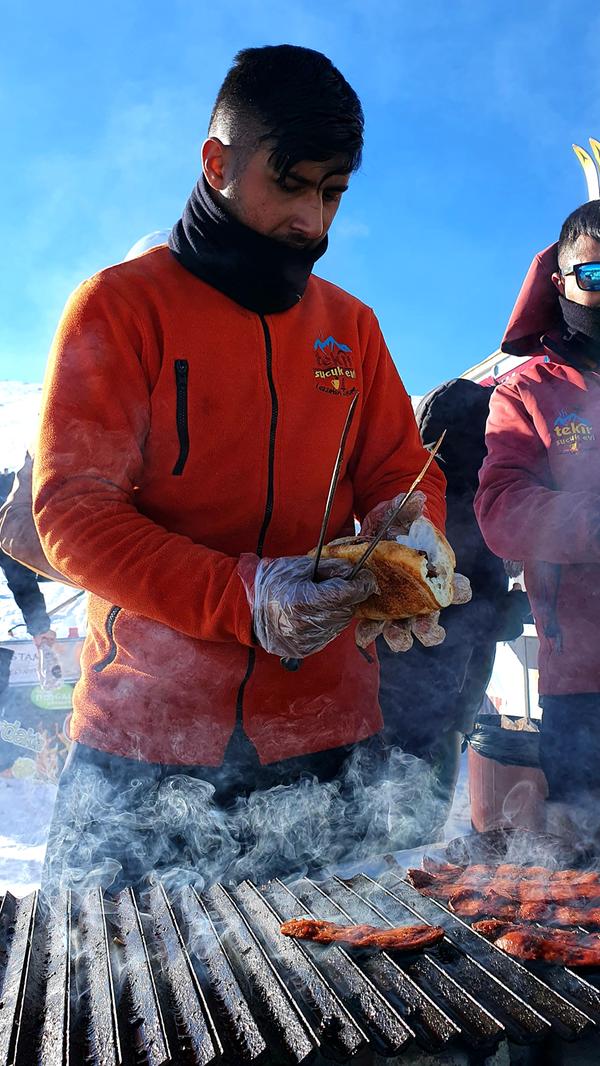 Köfte und Pide vom Grill statt Kaiserschmarrn. Die spannende Reisereportage zu dieser Bildergalerie lesen Sie hier in unserem Premium-Portal nn.de