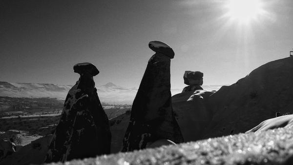Dieses Motiv ist eines der am meisten fotografierten in Kappadokien. Stehen hier sonst unzählige Busse, waren es bei unserem winterlichen Besuch am Morgen nur zwei A utos. Die spannende Reisereportage zu dieser Bildergalerie lesen Sie hier in unserem Premium-Portal nn.de