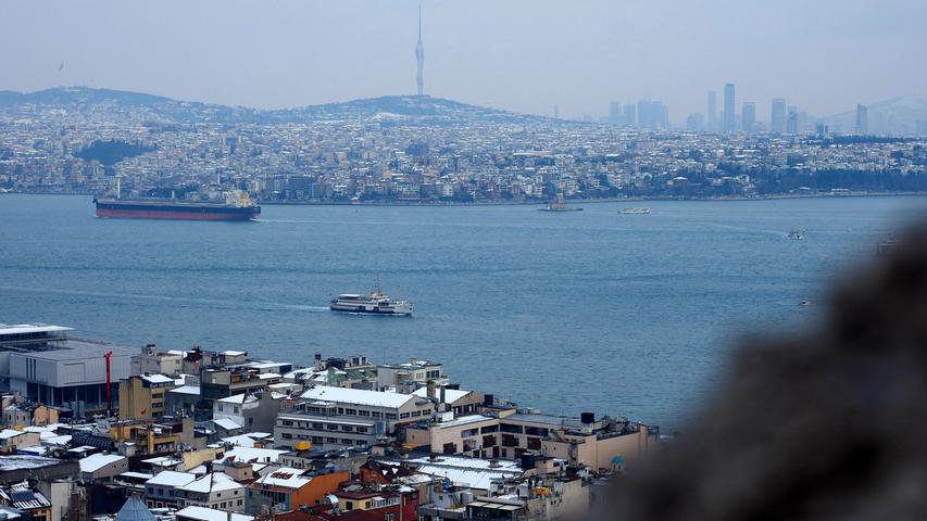 Blick über den winterlichen Bosporus.