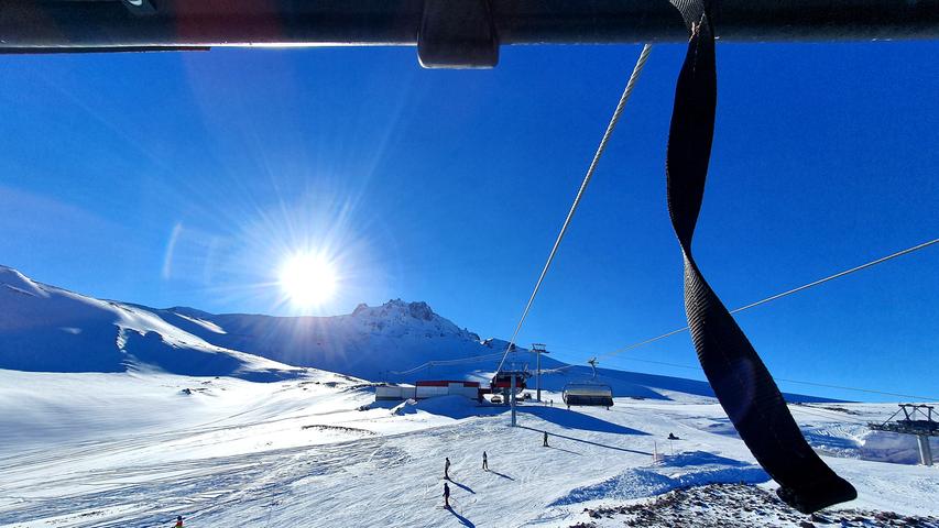 Das Skigebiet unterm Gipfel des Vulkans Erciyes mit modernen Liftanlagen.