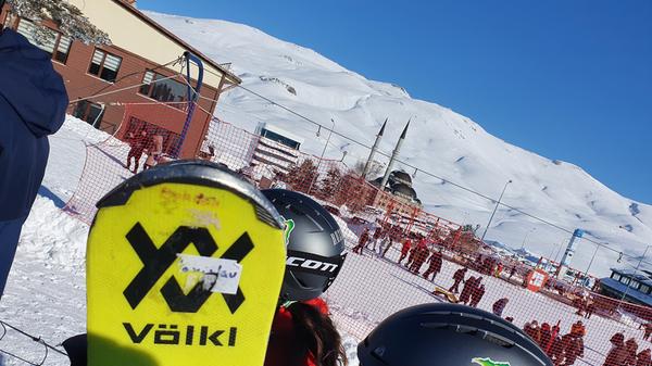 Skifahren mit Moschee: Hier an der Talstation der Gondel.