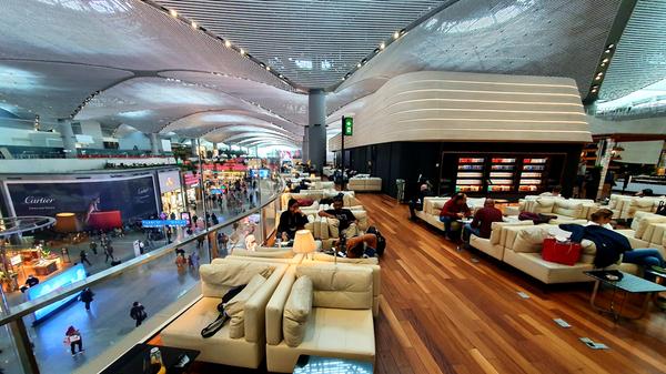 Zwischen Flug von Kayseri nach Istanbul liegen gut drei Stunden, bis es etwa nach Nürnberg weitergeht. Die Zeit kann man nutzen, um den neuen Flughafen Istanbul zu besichtigen - einer der größten und modernsten der Welt. Hier die Lounge von Turkish Airlines. Die spannende Reisereportage zu dieser Bildergalerie lesen Sie hier in unserem Premium-Portal nn.de