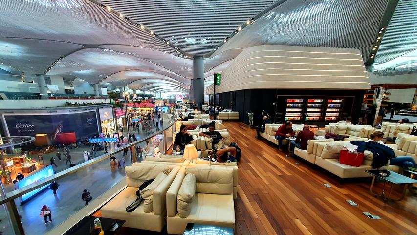 Die Lounge von Turkish Airways, dem nagelneuen Flughafen in Istanbul.