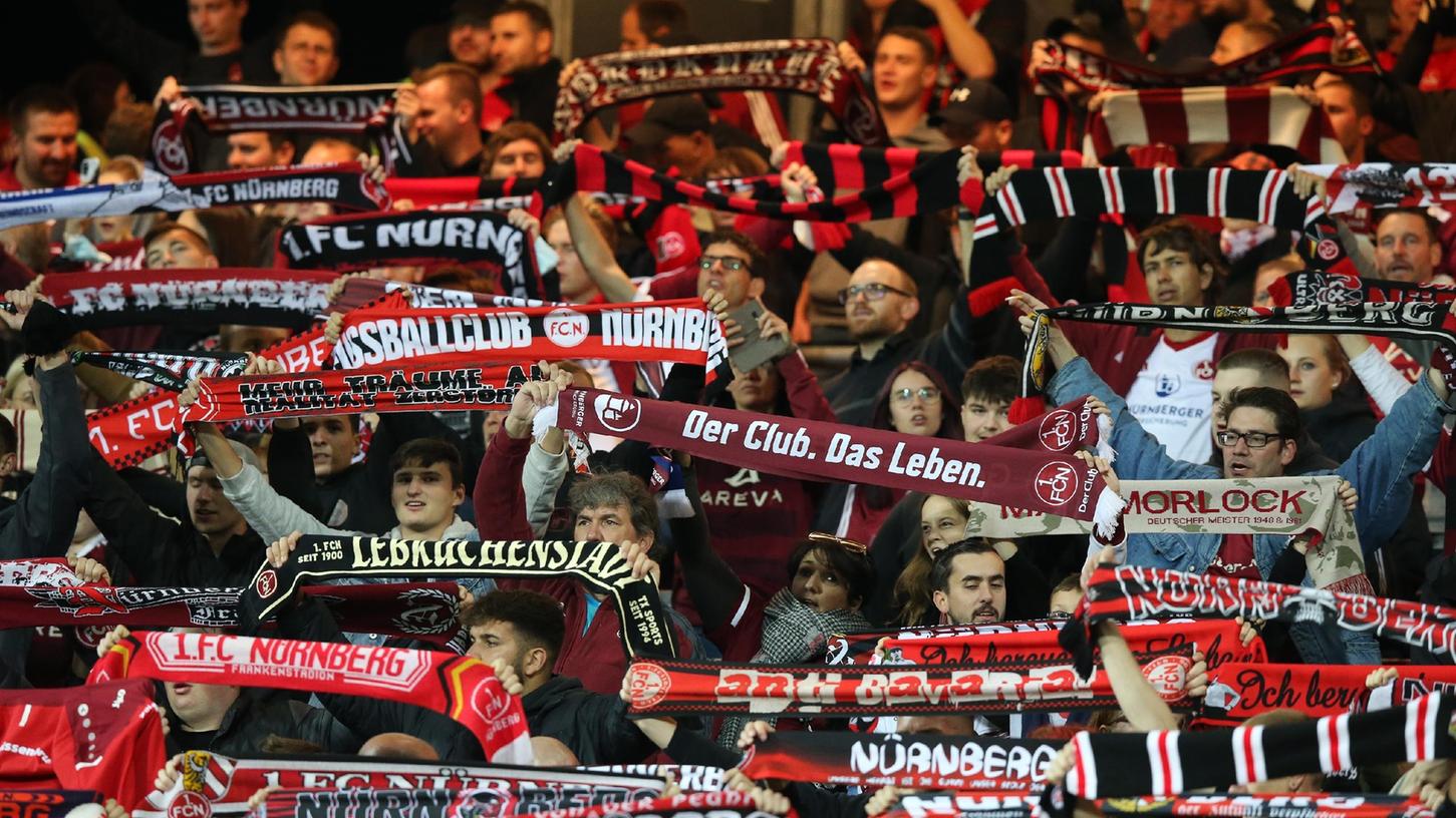 Hoch die Schals: Der 1. FC Nürnberg freut sich auf die Rückkehr seiner Fans, auch wenn es gegen Ingolstadt nur 10.000 sein werden.