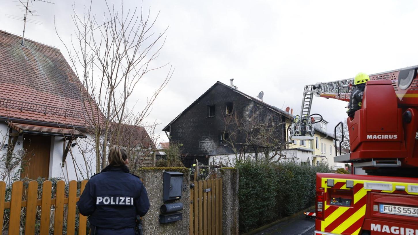 Die Giebelseite des angrenzenden Hauses wurde durch das Feuer ebenfalls beschädigt, dann konnte die Feuerwehr die Flammen löschen.
