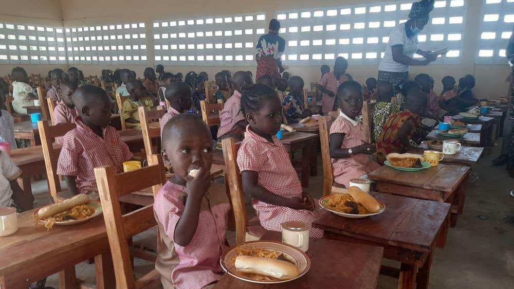 Da beißen die Kinder mit Genuss zu: Die Brötchen kommen aus der eigenen Bäckerei und das Gemüse aus dem eigenen Garten im Kindergarten Sabine Rubenbauer.