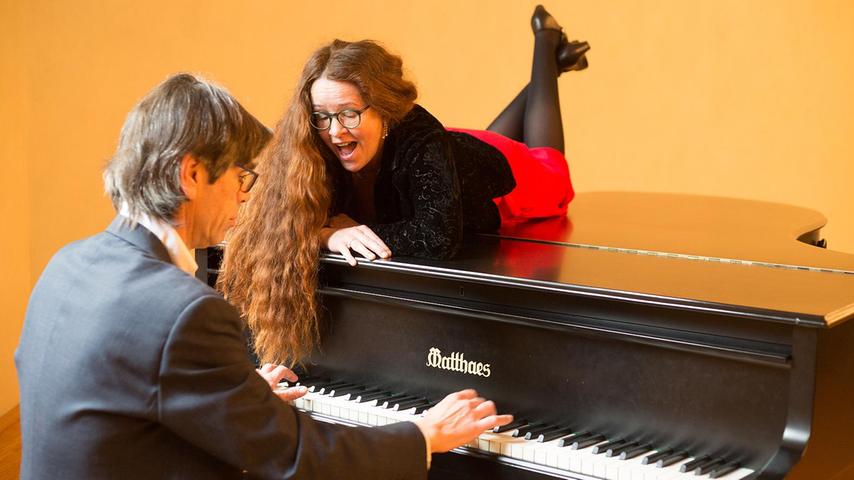 Das Duo Tikko Tikko harmoniert prächtig: Heike Mierzwa mit ihrer rauchzarten Stimme und Ulrich Neidiger als eleganter Pianist.