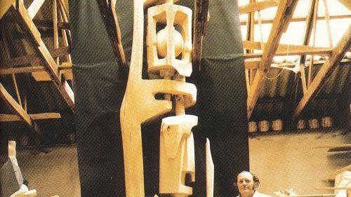 Der Nürnberger Holzbildhauer Christian Meyer hat zusammen mit dem 2003 verstorbenen Big-Chef Ernst A. Bettag den Prototypen entwickelt, der sich besonders durch seine ergonomische Form auszeichnet und heute ein Designklassiker ist. Später hat sich Meyer ganz dem Kunsthandwerk verschrieben und unter anderem aus nur einem Stück Holz solche Stelen mit sich ineinander drehenden Mechaniken gebaut. 