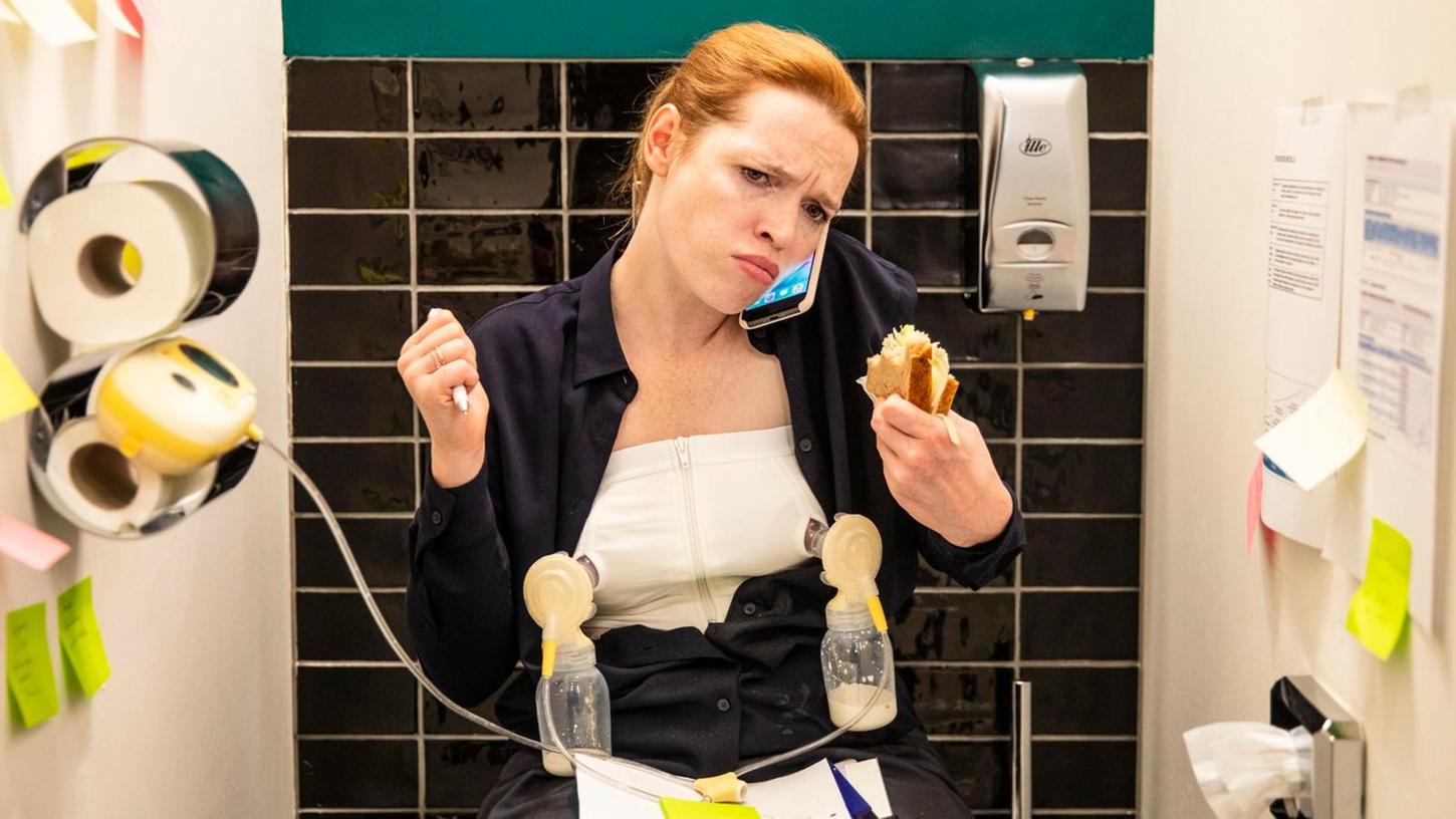 Sonja (Karoline Herfurth) ist am Limit, aber was soll man machen, wenn der Mann meint, mit dem Kinderkriegen ändert sich für ihn nichts, für die Frau jedoch alles. Sonja (Karoline Herfurth) ist am Limit, aber was soll man machen, wenn der Mann meint, mit dem Kinderkriegen ändert sich für ihn nichts, für die Frau jedoch alles.