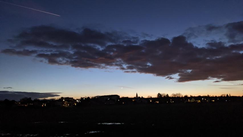Ein faszinierender Abendhimmel über Altdorf mit Laurentiuskirche und "Skyline"- gesehen über die Felder beim Fürstenschlag in Altdorf.