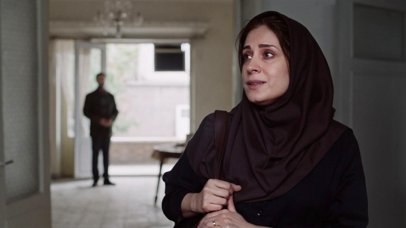 Maryam Moghaddam als Mina, deren Mann zu Unrecht zum Tode verurteilt und hingerichtet wurde. Maryam Moghaddam als Mina, deren Mann zu Unrecht zum Tode verurteilt und hingerichtet wurde.