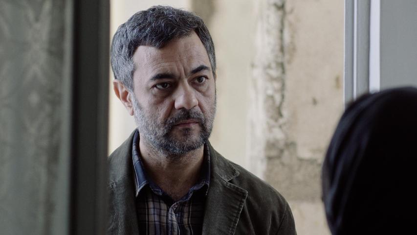 Reza (Alireza Sani Far) war einer der verantwortlichen Richter, die die Todesurteil unterschrieben. Er wird von seinen Schuldgefühlen fast erdrückt und will der Witwe helfen, ohne sich zu erkennen zu geben. Reza (Alireza Sani Far) war einer der verantwortlichen Richter, die die Todesurteil unterschrieben. Er wird von seinen Schuldgefühlen fast erdrückt und will der Witwe helfen, ohne sich zu erkennen zu geben.