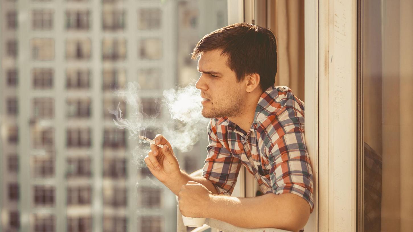 Wer Zigarettenrauch direkt einatmet, lebt ungesund. Aber auch vollgequalmte Klamotten sind giftig. 