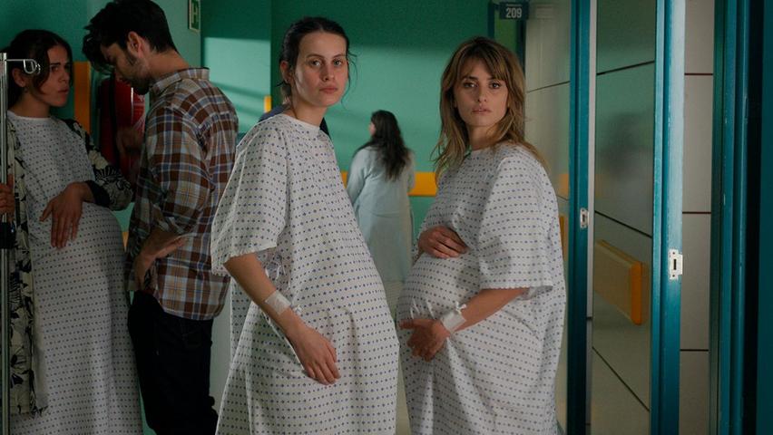 Ana (Milena Smit, links) und Janis (Penélope Cruz) begegnen sich auf der Entbindungsstation. Ana (Milena Smit, links) und Janis (Penélope Cruz) begegnen sich auf der Entbindungsstation.