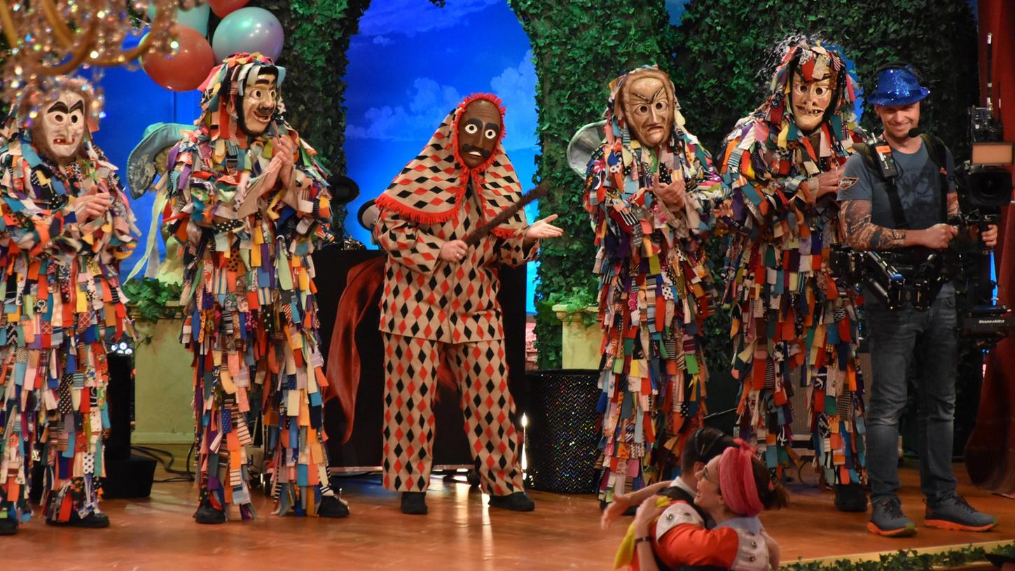 Bei der großen Prunksitzung des Fastnachtverbandes Franken „Fastnacht in Franken“ die am Freitag, 18. Februar, um 19 Uhr im Bayerischen Fernsehen zu sehen sein wird, sind auch diesmal wieder die Original Allersberger Flecklashexen und die Spalter Fleckli aus dem Landkreis Roth mit dabei. Bei der großen Prunksitzung des Fastnachtverbandes Franken „Fastnacht in Franken“ die am Freitag, 18. Februar, um 19 Uhr im Bayerischen Fernsehen zu sehen sein wird, sind auch diesmal wieder die Original Allersberger Flecklashexen und die Spalter Fleckli aus dem Landkreis Roth mit dabei.