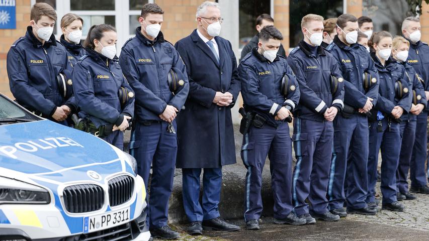 In Erlangen nimmt Bayerns Innenminister Joachim Herrmann an der Schweigeminute der Polizei teil.