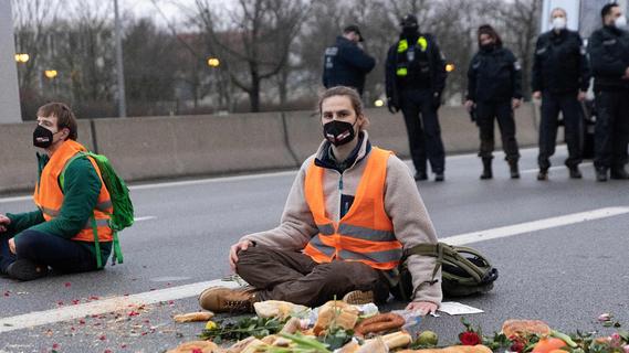 Klimaaktivisten blockieren Autobahn und kippen Essen auf die Straße