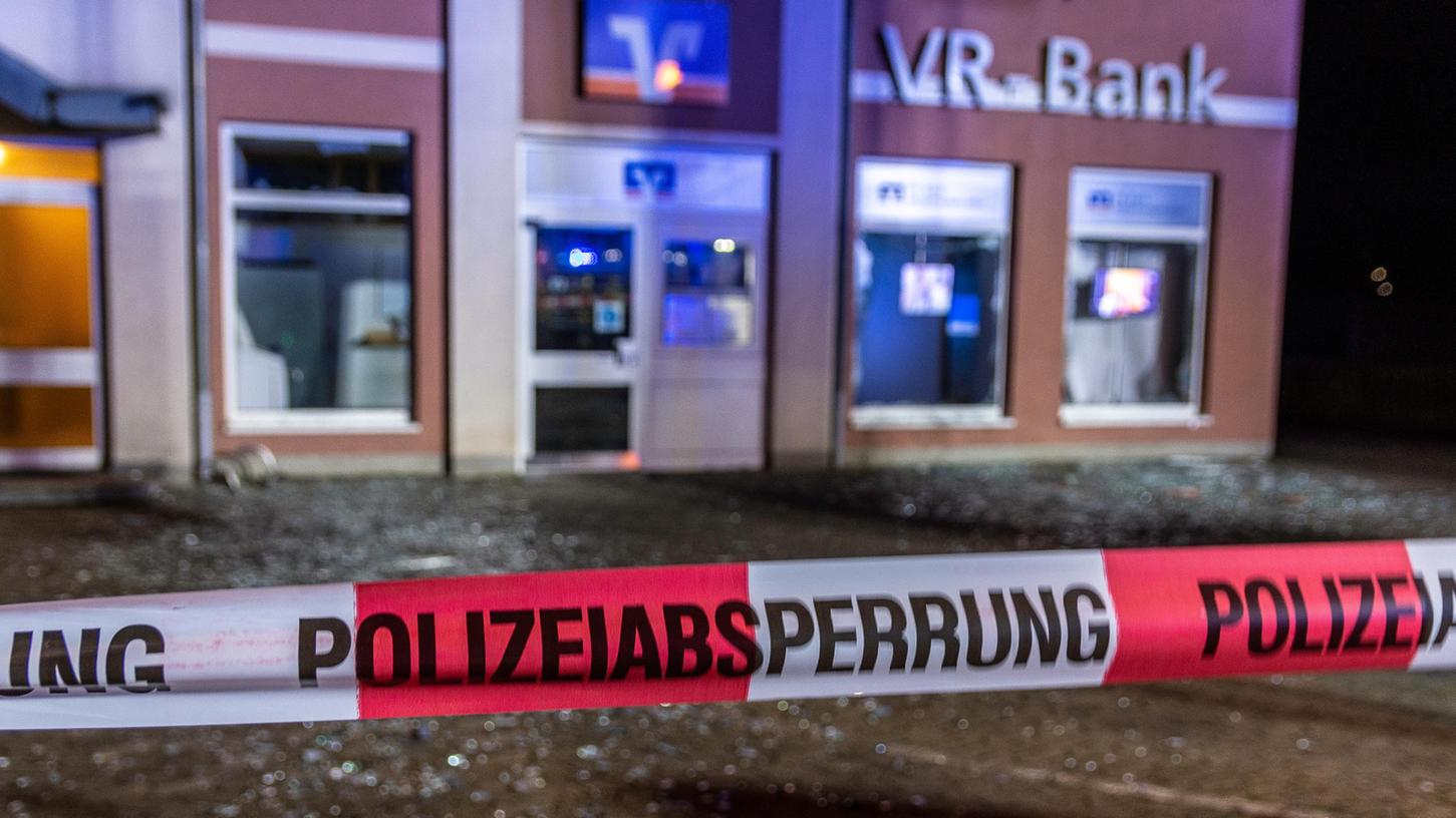In den frühen Morgenstunden des 26. Januar 2022 sprengten Täter einen Geldautomaten in Lichtenau, es entstand erheblicher Schaden. In den frühen Morgenstunden des 26. Januar 2022 sprengten Täter einen Geldautomaten in Lichtenau, es entstand erheblicher Schaden.