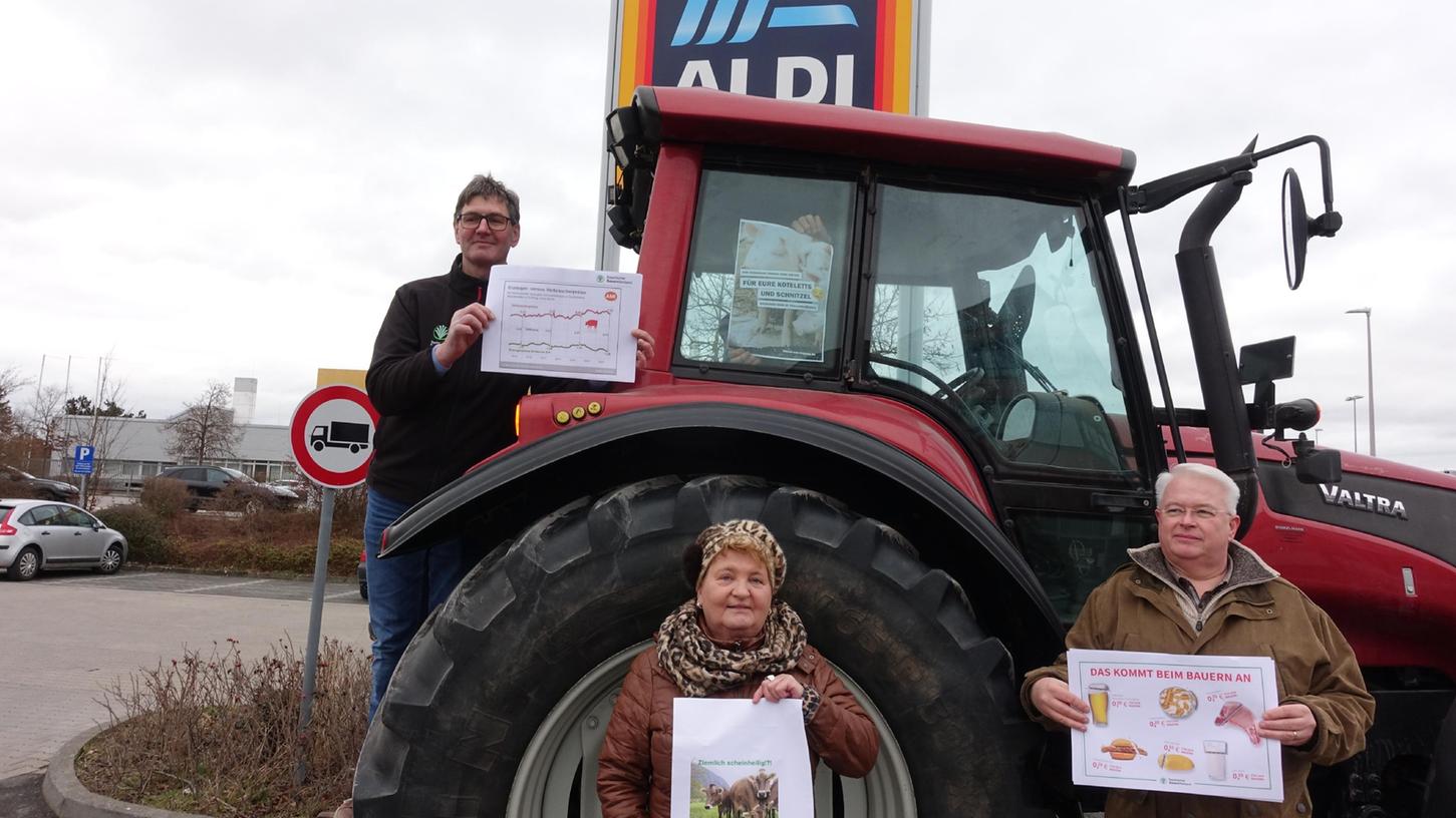 "Nadelstichaktionen" des Bauernverbands gegen den Discounter Aldi am 4. Februar 2022 mit Robert Ort (v.l.), Evi Derrer und Jochen Loy. 