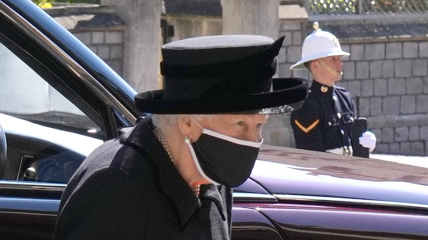 Am 9. April 2021 verstirbt der Ehemann der Queen, Prince Philip, Duke of Edinburgh, nach fast 74 Jahren Ehe. Acht Tage nach seinem Tod wird er wegen der andauernden Corona-Pandemie bei einer kleinen privaten Zeremonie beigesetzt.
