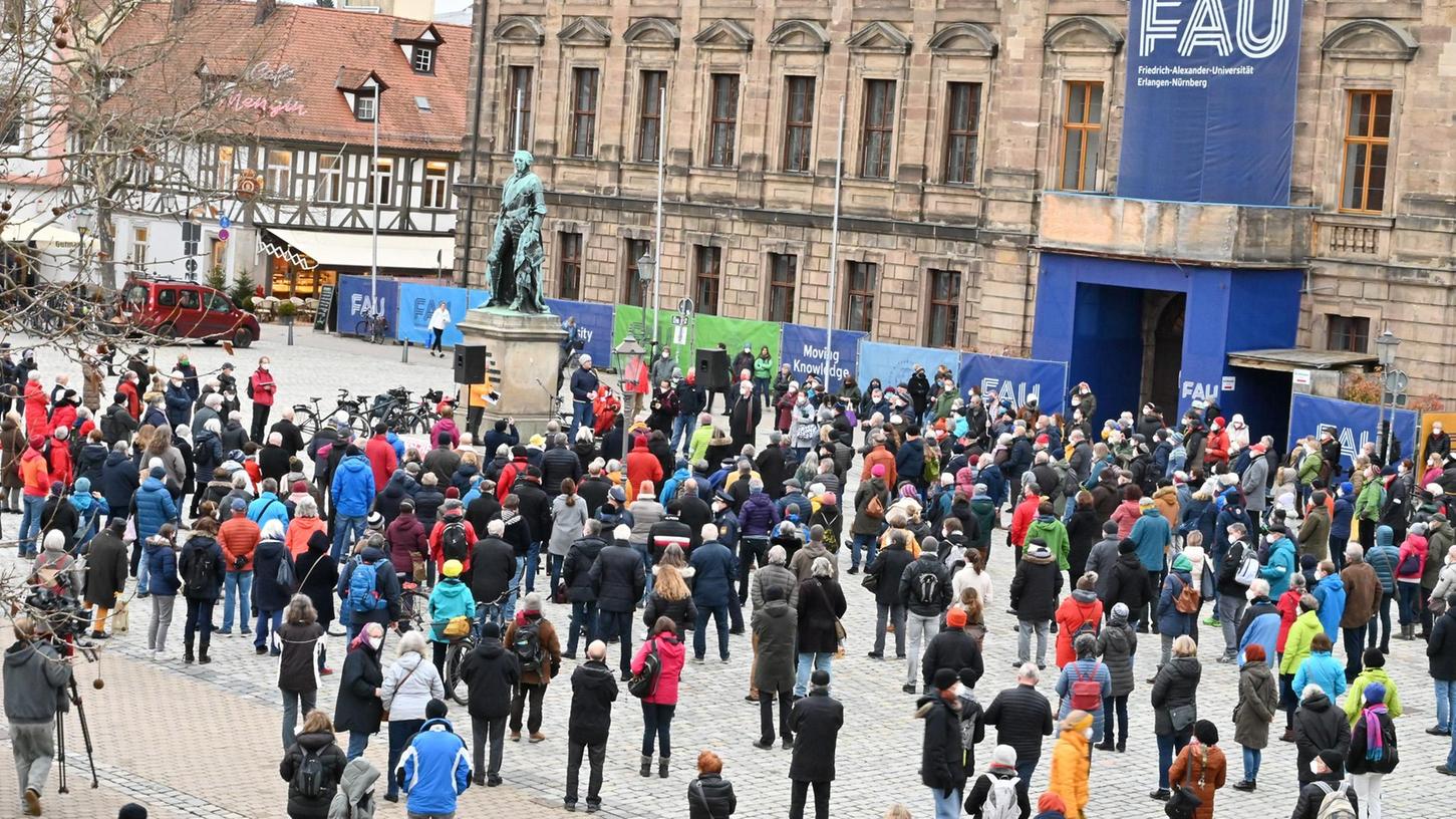Mehrere hunderte Menschen warben in Erlangen am Freitag, 4. Februar 2022, für Corona-Impfungen. 