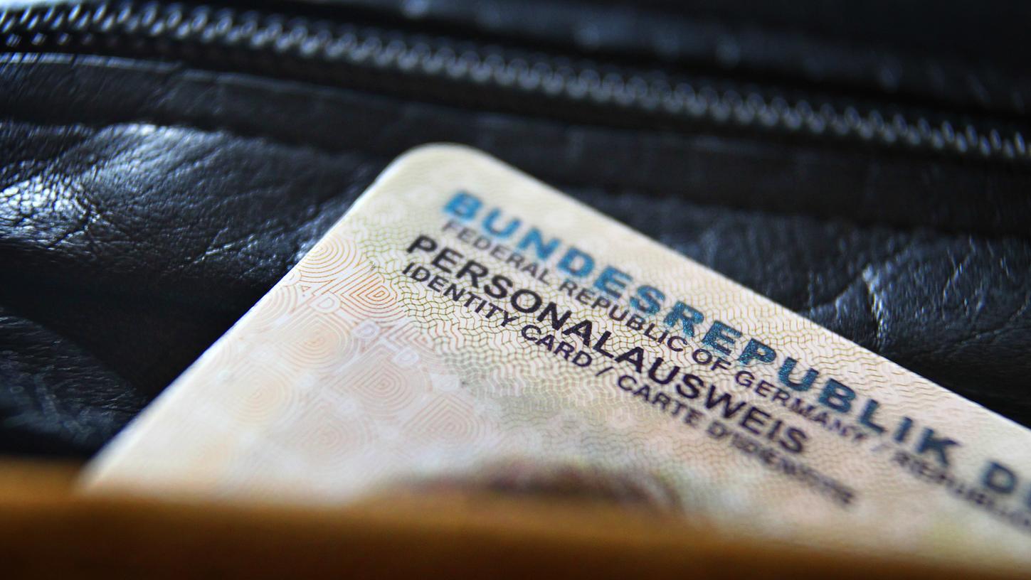 Das Gesetz über Personalausweise besagt, dass die Hinterlegung von Reisepässen und Personalausweisen als Pfand nach deutschem Recht unzulässig ist.
