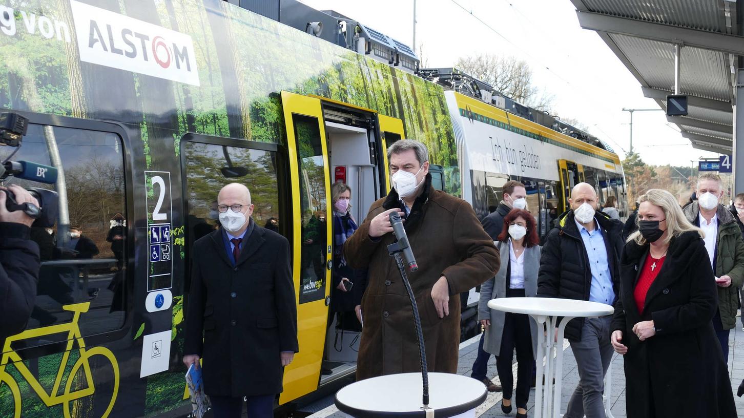 Am Samstag haben DB und Alstom Bayerns ersten Akkuzug auf die Strecke Gunzenhausen-Pleinfeld geschickt. Mit an Bord war auch der Bayerische Ministerpräsident Dr. Markus Söder und Alstom-Chef Müslüm Yakisan.   