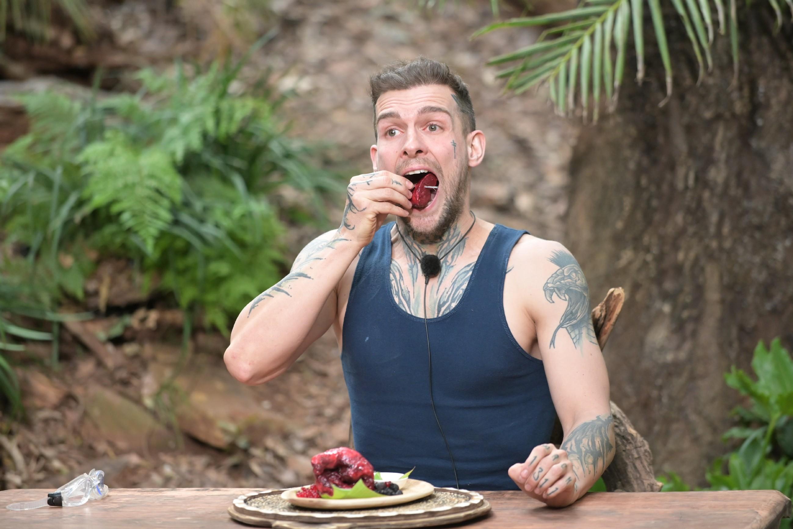 Auch die finale Essensprüfung war ein echter Dschungelcamp-Klassiker. In jeder der bisherigen Staffeln musste ein Finalist sich den kulinarischen Herausforderungen des Gastlandes stellen. Zuletzt war es 2020 Sven Ottke, in diesem Jahr Eric Stehfest.