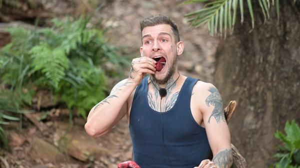 Auch die finale Essensprüfung war ein echter Dschungelcamp-Klassiker. In jeder der bisherigen Staffeln musste ein Finalist sich den kulinarischen Herausforderungen des Gastlandes stellen. Zuletzt war es 2020 Sven Ottke, in diesem Jahr Eric Stehfest.