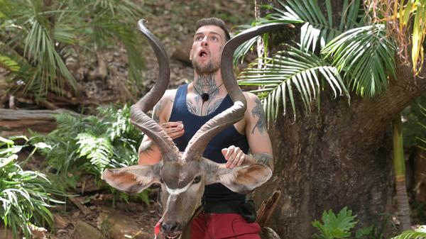 Der Weg zu den Sternen führte unter anderem über Meeresschnecken und ein Stück Straußenherz. Hier verspeist Eric Kudu-Hirn.