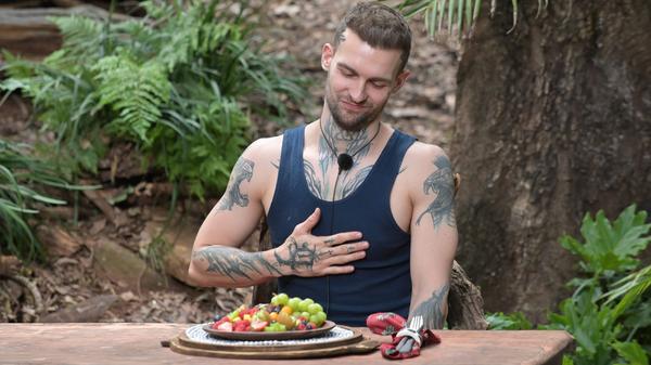 Zehn Teller für fünf Gänge wurden dem Schauspieler nacheinander serviert: Der erste Teller eines Ganges war immer die harte Versuchung, eine echte Köstlichkeit. Der zweite Teller enthielt das, was verspeist werden muss, um einen Stern zu bekommen.