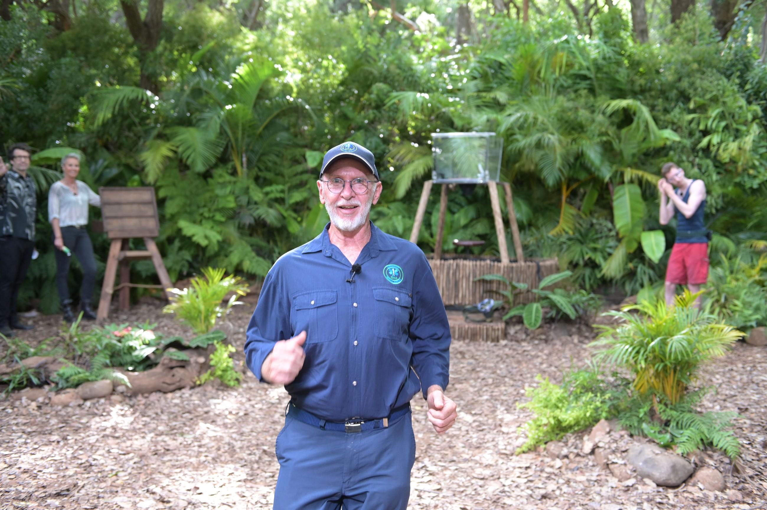 Sonja Zietlow und Daniel Hartwich begrüßten Finalist Manuel Flickinger zu seiner letzten Dschungelprüfung. Dr. Bob erklärte wie immer den Ablauf.