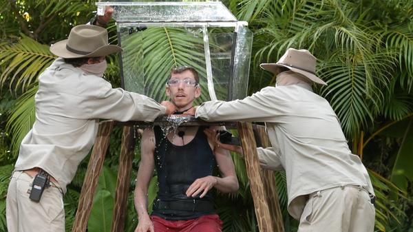 Manuel steckt mit seinem Kopf in einem Aquarium und muss darin dann fünf Minuten Auge in Auge mit Aalen und vielen, vielen, vielen Fröschen aushalten. Auch er kann so fünf Sterne erspielen, doch Manuel zieht an der Notvorrichtung, was gleichbedeutend mit dem Rufen von "Ich bin ein Star - Holt mich hier raus!" ist. Auf RTL+ steht das Dschungelabenteuer zum Nachschauen auf Abruf bereit.