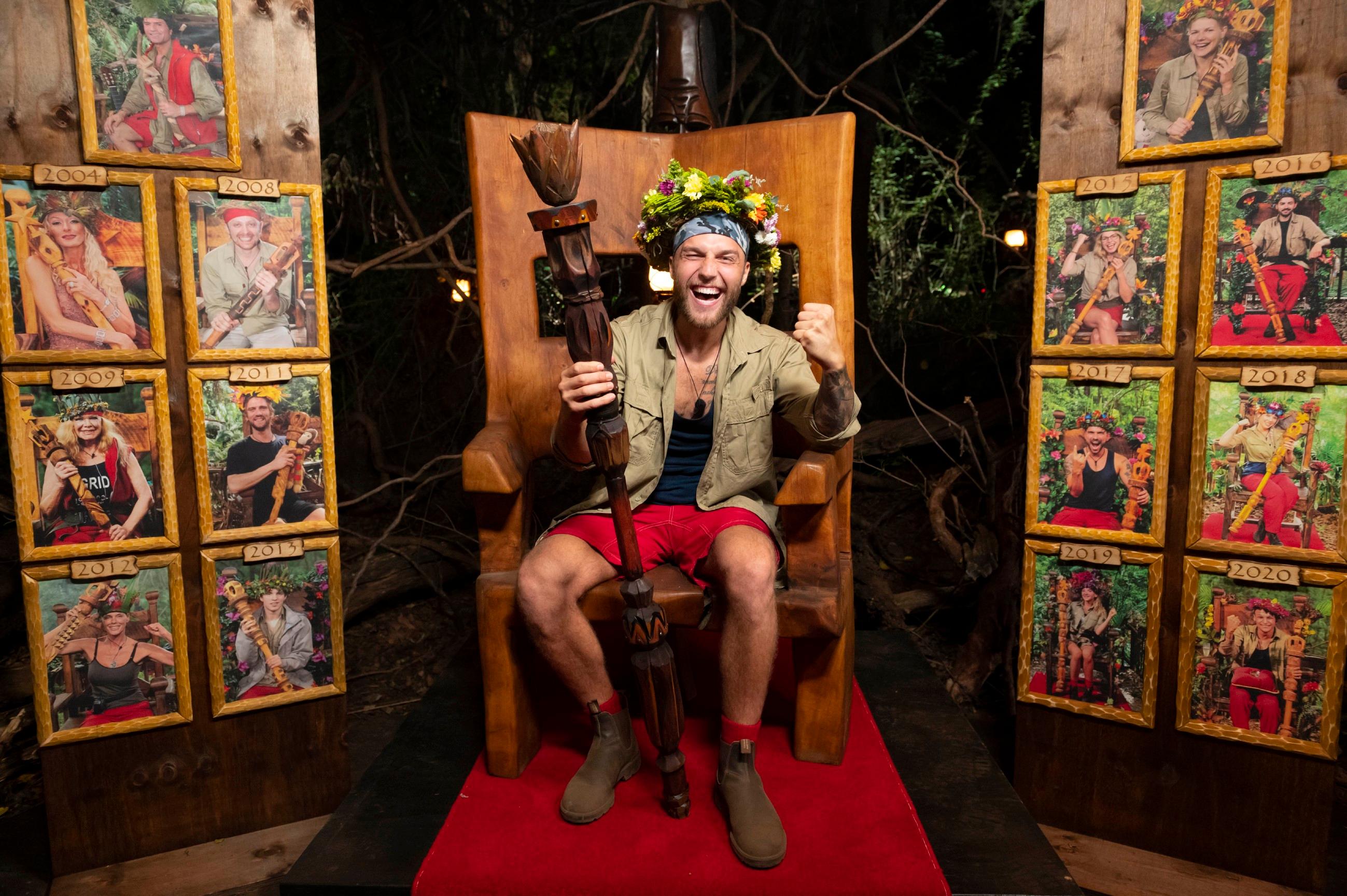 Wenig später ist der tagelange Kampf dann entschieden: Filip Pavlović holt sich die Dschungelkrone!  Mit Tränen in den Augen brüllt der 27-Jährige: "Oh, mein Gott. Danke, Leute!"