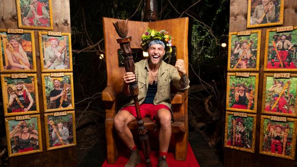 Wenig später ist der tagelange Kampf dann entschieden: Filip Pavlović holt sich die Dschungelkrone! Mit Tränen in den Augen brüllt der 27-Jährige: "Oh, mein Gott. Danke, Leute!"