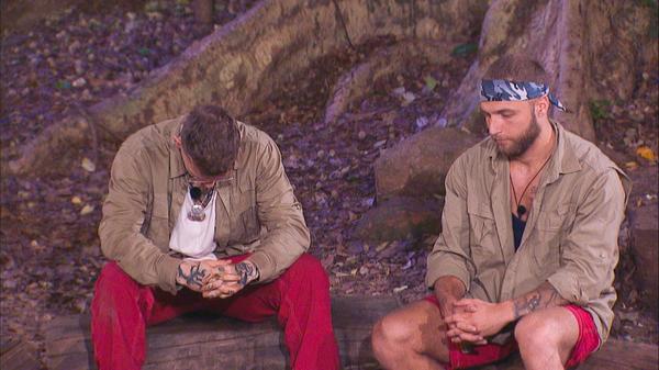 Nachdem Manuel Flickinger als Erster von Moderatorin Sonja Zietlow und Moderator Daniel Hartwich aus dem Camp geführt wurde, geht es Schlag auf Schlag. Nun sind nur noch Filip Pavlovic und Eric Stehfest im Rennen.