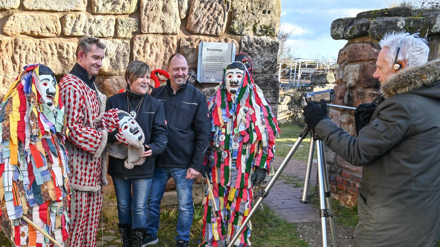 Zwei der Flecklasmänner mit Ludwig Heß (hinter der Kamera, re.), Rolf Nugis (2. Vorstand, li.), Katrin Schade (Mitte) und Marc Schade beim Dreh des Lehrfilms.  
