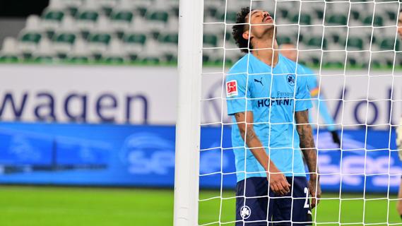Zweimal abgefälscht und ein Blackout: Die Bilder zum Kleeblatt-Spiel in Wolfsburg