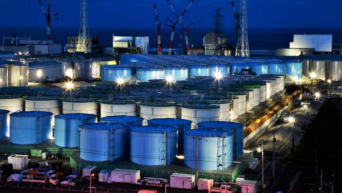 Dieses Foto zeigt Tanks mit kontaminiertem Wasser aus dem Kernkraftwerk Fukushima Dai-ichi in der Stadt Okuma.