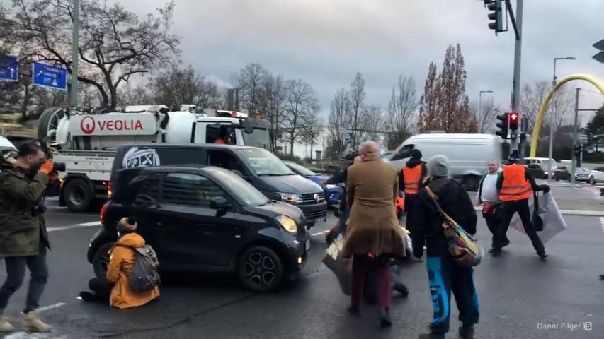 Genervte Autofahrer und Bewohner wollten die Blockaden nicht länger hinnehmen und versuchten die Aktivistinnen und Aktivisten von der Straße zu zerren. Eine weitere ähnliche Aktion am Hohenzollerndamm konnte von der Polizei verhindert werden.