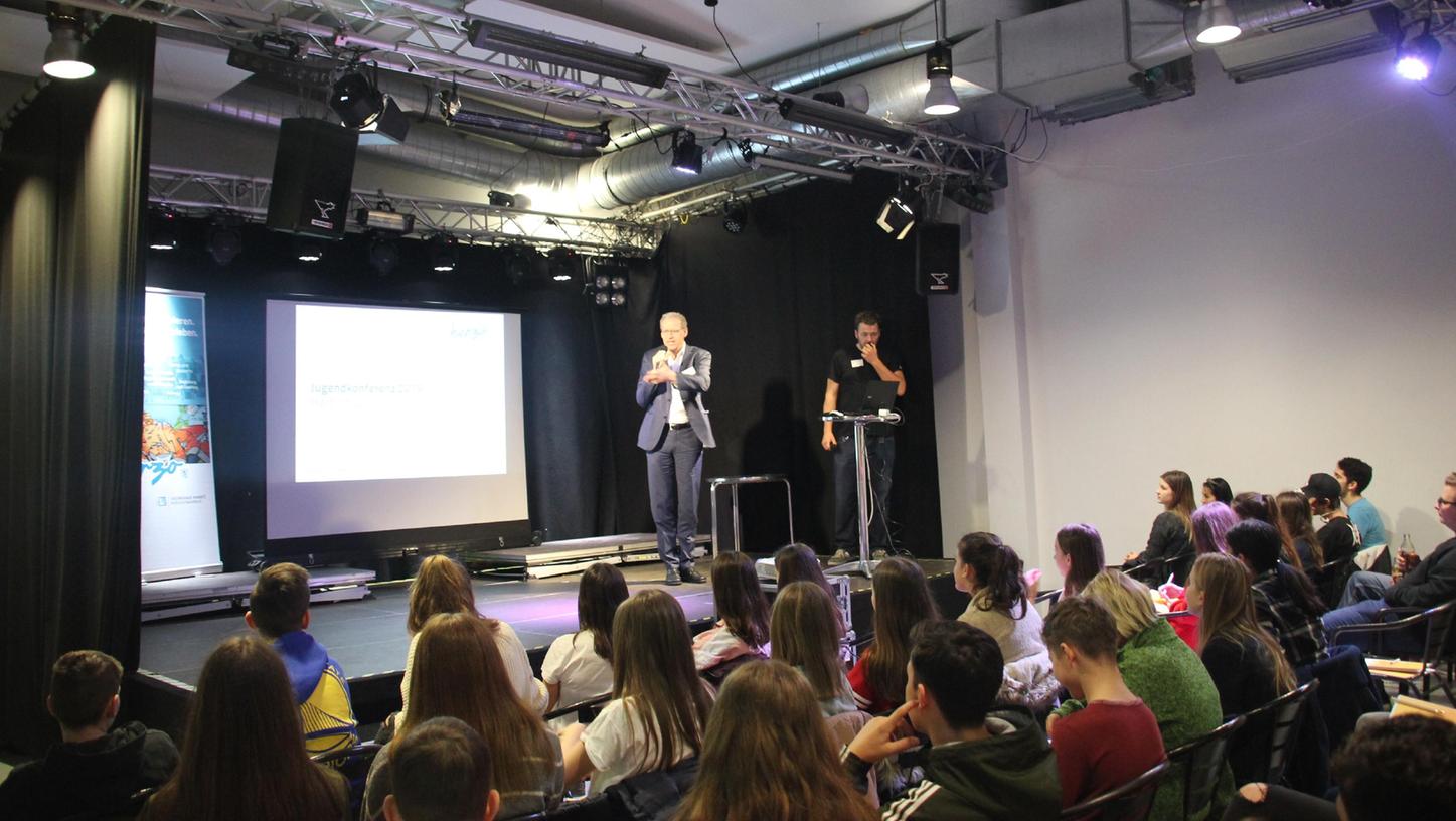 2019 fand die letzte Jugendkonferenz der Stadt Herzogenaurach in Präsenz statt. Von der Bühne moderieren Bürgermeister German Hacker (links) und Daniel Birk die Diskussion.