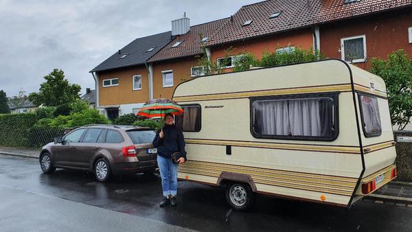 So sieht er aus, mein Willibald: ein uralter, wunderschöner TEC Wohnwagen mit dem Zaubernamen "Weltenbummler". Außen schön beige, innen schön braun, vier Schlafplätze und acht zum Sitzen, Küche, Sanitär – alles drin.