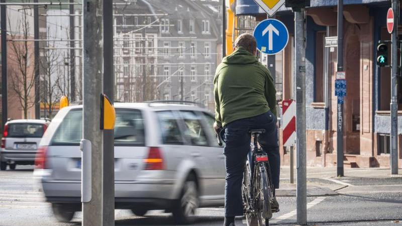 Die Stimmung auf Deutschlands Straßen ist gereizt. Besonders wenig Verständnis herrscht zwischen Rad- und Autofahrern.