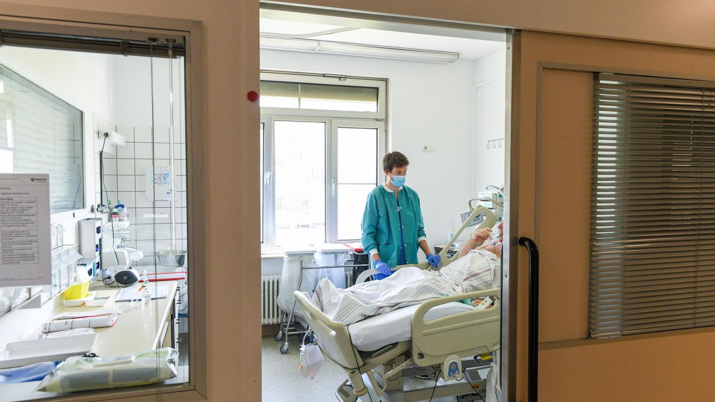 Die Entscheidung Bayerns, die geplante Impfpflicht in Gesundheits- und Pflegeeinrichtungen vorerst nicht umzusetzen, stößt auf Kritik Die Entscheidung Bayerns, die geplante Impfpflicht in Gesundheits- und Pflegeeinrichtungen vorerst nicht umzusetzen, stößt auf Kritik