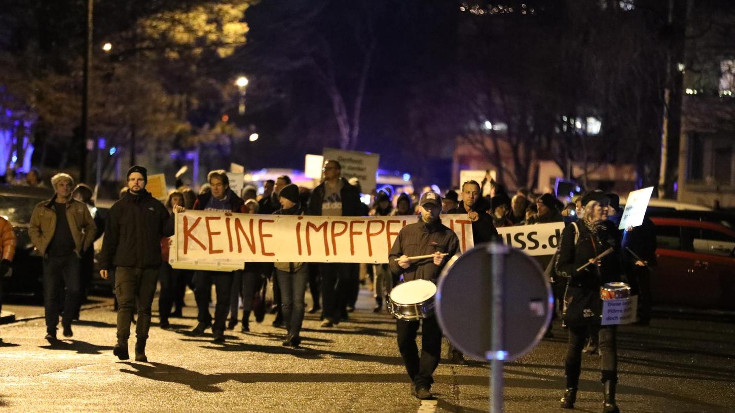 Die Versammlungen richteten sich gegen die Corona-Maßnahmen, so wie bei dieser Demo Ende Dezember in Nürnberg. (Archivbild) Die Versammlungen richteten sich gegen die Corona-Maßnahmen, so wie bei dieser Demo Ende Dezember in Nürnberg. (Archivbild)