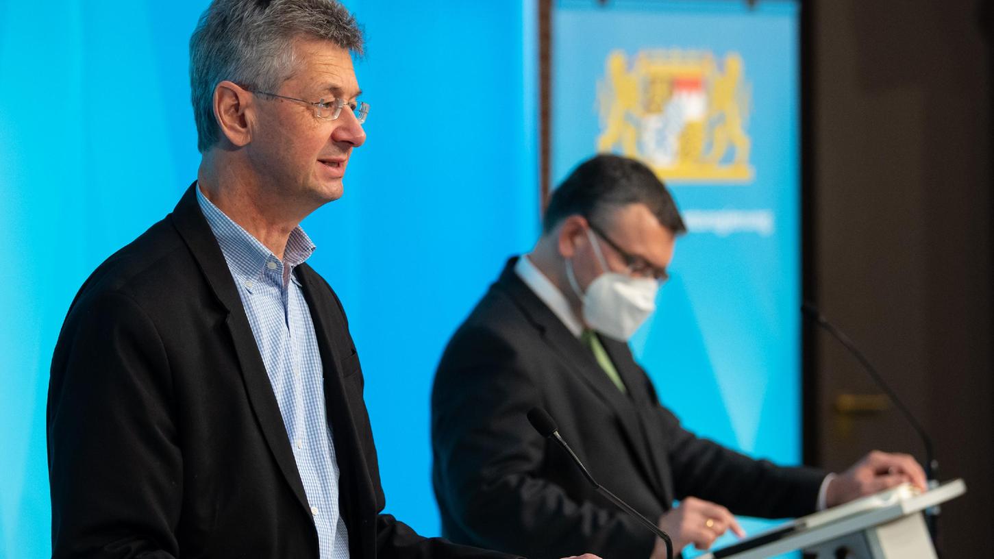 Florian Herrmann (re., CSU), Leiter der bayerischen Staatskanzlei, und Michael Piazolo (Freie Wähler) verkündeten auf der Pressekonferenz Lockerungen der geltenden Corona-Regeln.