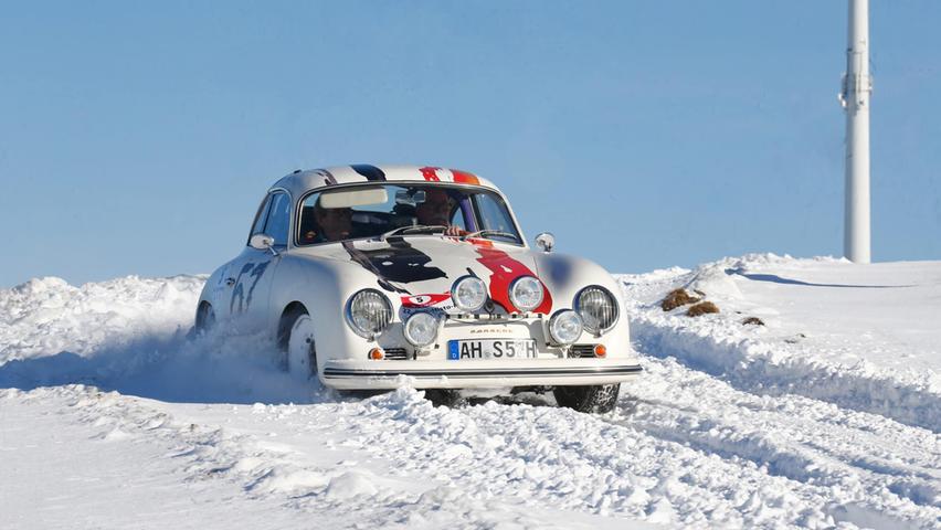 Auch schwierige Passagen müssen die Fahrer meistern, wie hier im Jahr 2019 Ewald Sprey mit seinem Porsche 356 aus dem Jahr 1957 an der Stubenheimer Alb.