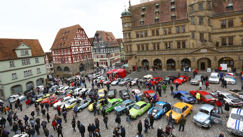 Oldtimer-Herz was willst du mehr? Startaufstellung auf dem Rothenburger Marktplatz.