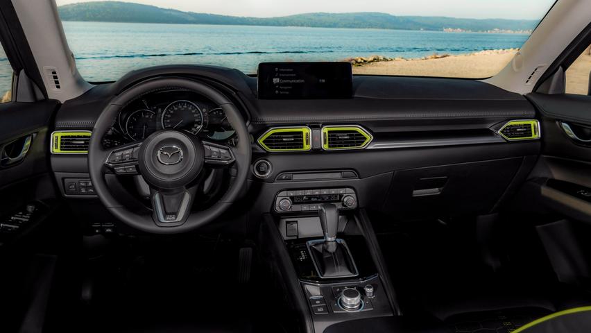 Im Interieur hat Mazda die Materialauswahl und die Sitze verbessert sowie das Geräuschniveau abgesenkt.