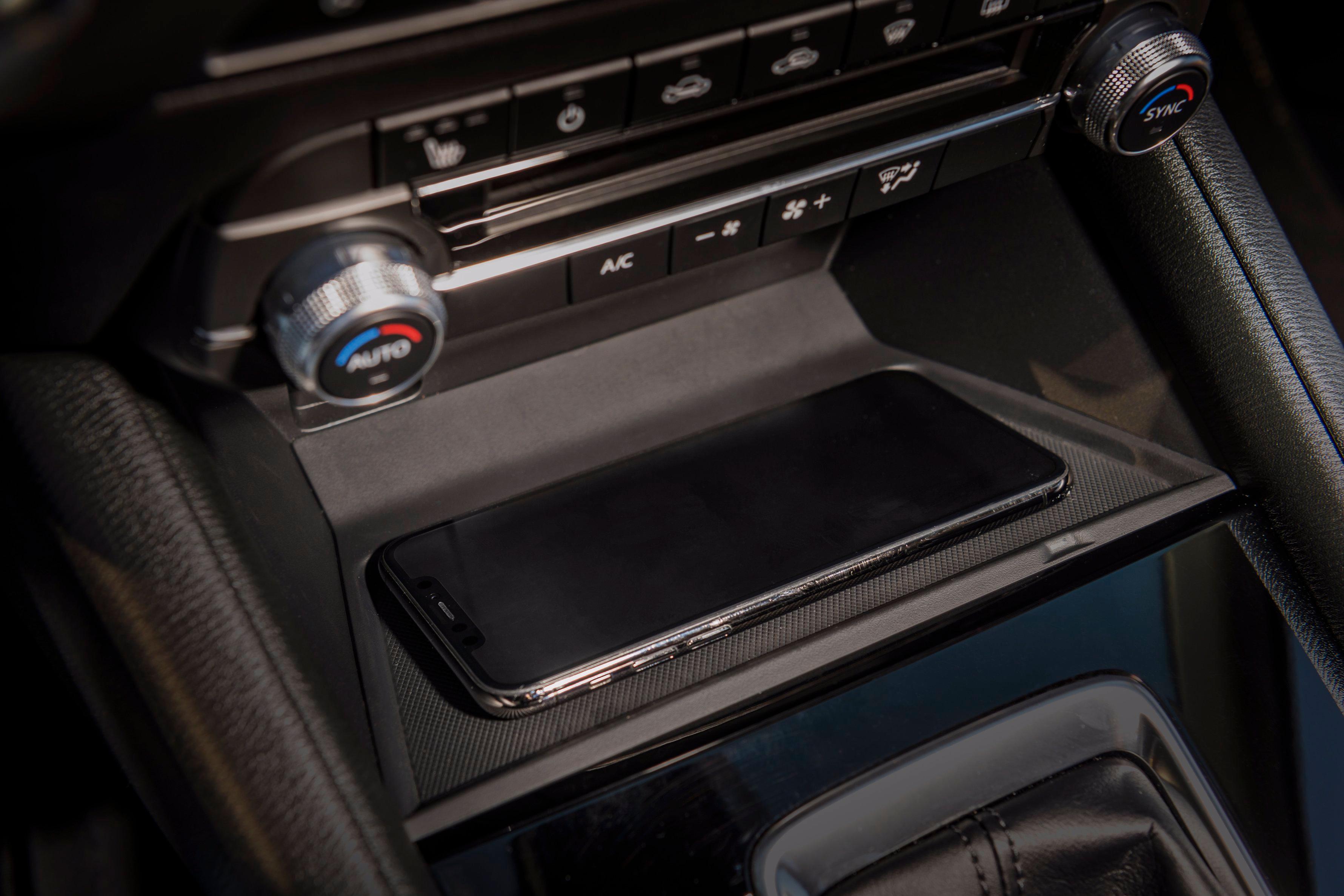 Das Smartphone lädt induktiv.